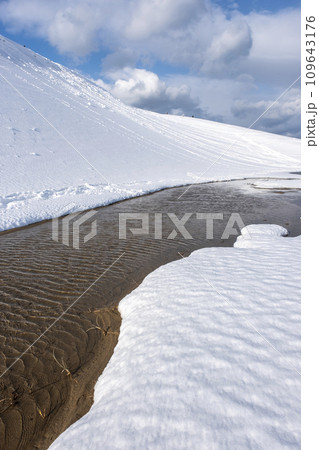 鳥取砂丘の雪景色 鳥取砂丘の雪景色 109643176
