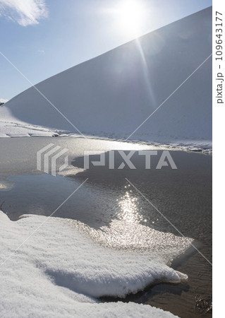 鳥取砂丘の雪景色  109643177