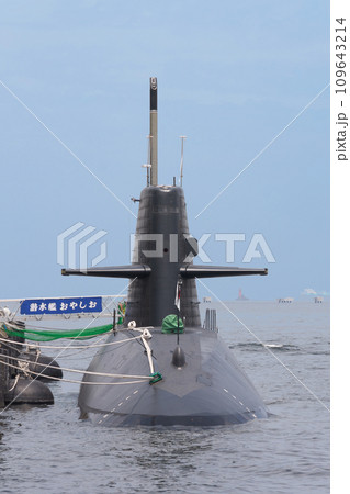 桟橋の海上自衛隊潜水艦おやしお 109643214