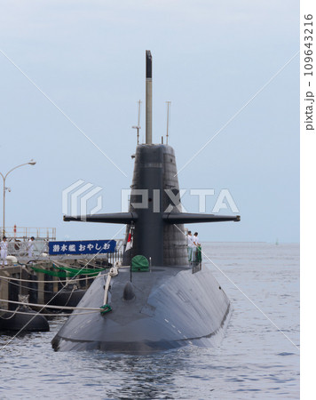 桟橋の海上自衛隊潜水艦おやしお 桟橋の海上自衛隊潜水艦おやしお 109643216