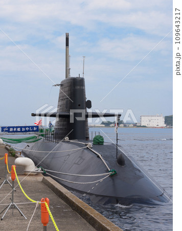 桟橋の海上自衛隊潜水艦おやしお 109643217
