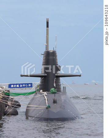 桟橋の海上自衛隊潜水艦おやしお 109643218
