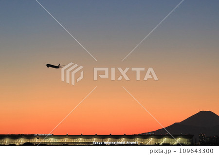 羽田空港の夜景　夕焼けに光る羽田空港 109643300