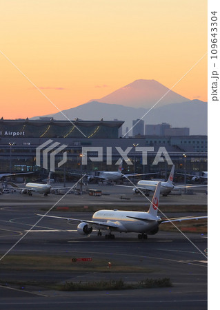 羽田空港の夜景　夕焼けに光る羽田空港 109643304