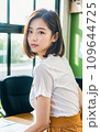 オフィスでこちらを向いて座っている女性/AI画像 109644725