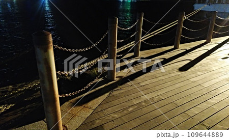 ライトアップされた波止場 109644889