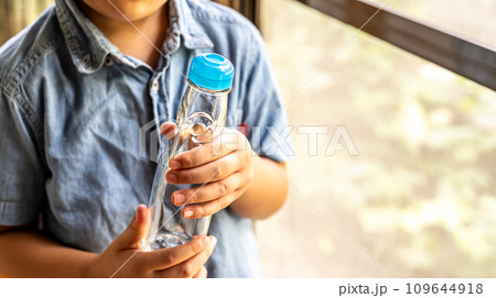 ラムネの瓶を持つ子供の手 ラムネの瓶を持つ子供の手 109644918
