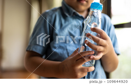 ラムネの瓶を持つ子供の手 ラムネの瓶を持つ子供の手 109644920