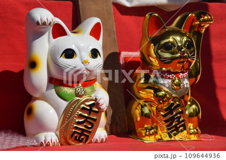 The beckoning cats , lucky cats / 招き猫の置物・オブジェ(縁起物) The beckoning cats , lucky cats / 招き猫の置物・オブジェ(縁起物) 109644936