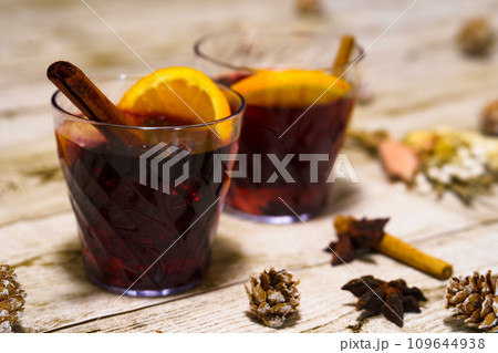 シナモンステの入ったホットワイン 109644938
