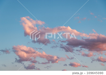 夕焼けに染まる雲と青い空 a-4 ライトトーン 夕焼けに染まる雲と青い空 a-4 ライトトーン 109645090