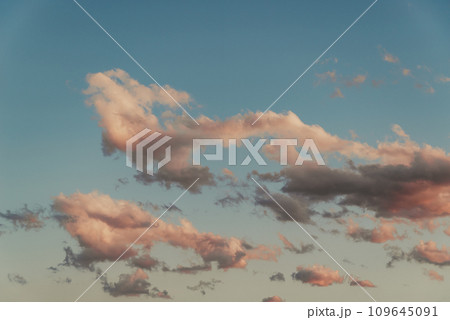 夕焼けに染まる雲と青い空 a-5 古いフィルム調 夕焼けに染まる雲と青い空 a-5 古いフィルム調 109645091