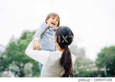 抱っこをするお母さんと子ども　 109645160