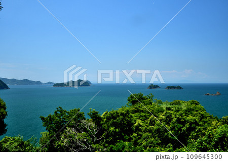 栖原の海に浮かぶ島々(右から鷹島、苅藻島、毛無島)　【和歌山県湯浅町】 109645300