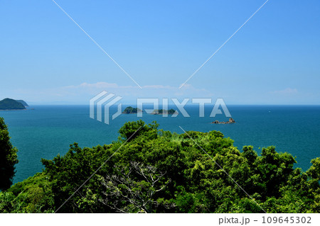 栖原の海に浮かぶ島々(右の端に鷹島、中央に苅藻島、左に毛無島) 【和歌山県湯浅町】 栖原の海に浮かぶ島々(右の端に鷹島、中央に苅藻島、左に毛無島) 【和歌山県湯浅町】 109645302