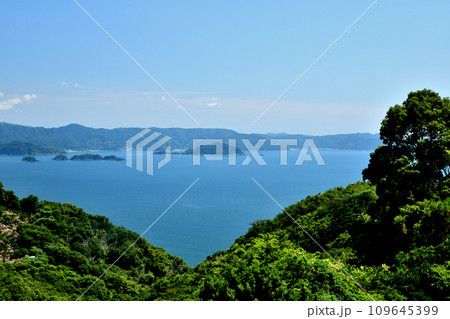 有田みかん海道から湯浅湾に浮かぶ苅藻島・鷹島を望む 【和歌山県有田市】 有田みかん海道から湯浅湾に浮かぶ苅藻島・鷹島を望む 【和歌山県有田市】 109645399