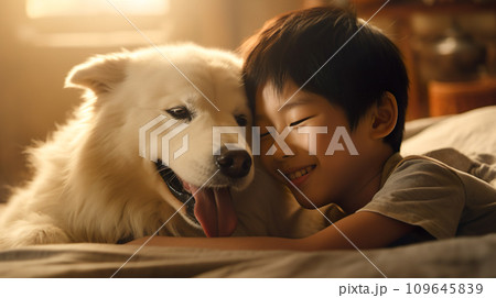 仲良くベッドで寄り添う少年と犬「AI生成画像」 109645839