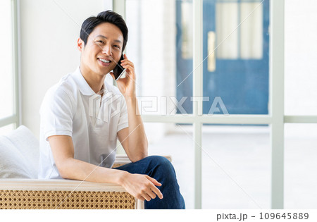 スマホを操作する男性。 スマホを操作する男性。 109645889