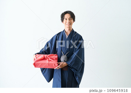 贈り物の箱を持つ男性 109645918
