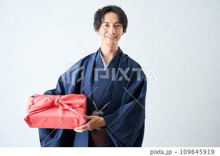 贈り物の箱を持つ男性 109645919