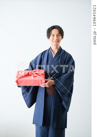 贈り物の箱を持つ男性 109645921