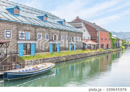 北海道小樽市　北海道人気の観光地　初夏の小樽運河と倉庫群の景色 109645976