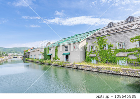 北海道小樽市　北海道人気の観光地　初夏の小樽運河と倉庫群の景色 109645989