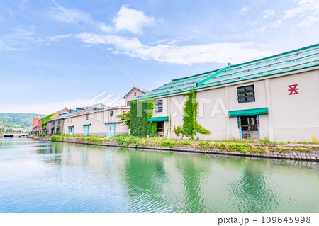 北海道小樽市　北海道人気の観光地　初夏の小樽運河と倉庫群の景色 109645998