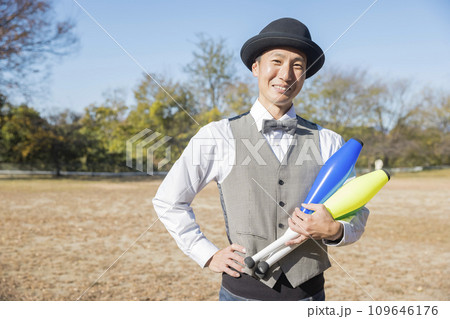 ジャグリングをする男性イメージ 109646176