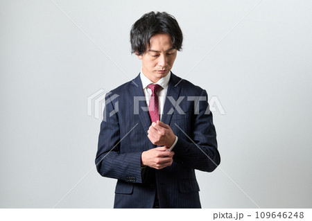 スーツ姿の男性 109646248