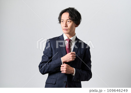 スーツ姿の男性 109646249