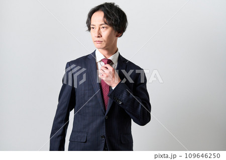 スーツ姿の男性 スーツ姿の男性 109646250