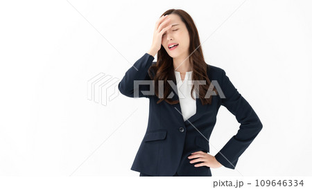 悩む女性　ビジネス 109646334