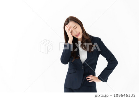 悩む女性　ビジネス 109646335