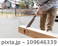 ノコギリ作業 109646339