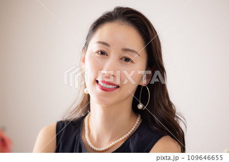 女性のポートレート　お洒落をしている女性 109646655