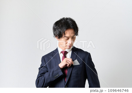 胸ポケットからクレジットカードを取り出す男性 109646746