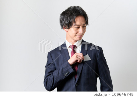 胸ポケットからクレジットカードを取り出す男性 胸ポケットからクレジットカードを取り出す男性 109646749