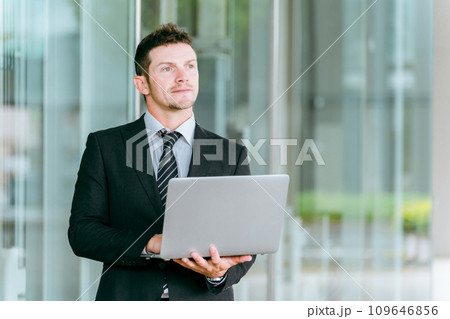ノートパソコンを持つ欧米人ビジネスマン 109646856