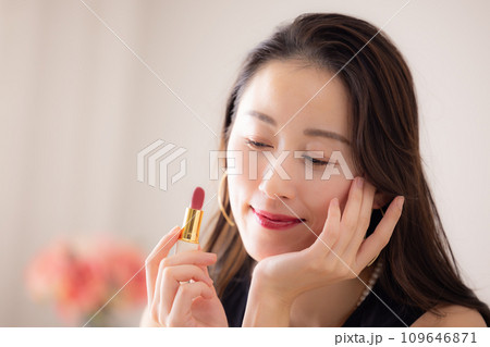 女性のポートレート　メイクをする女性 109646871