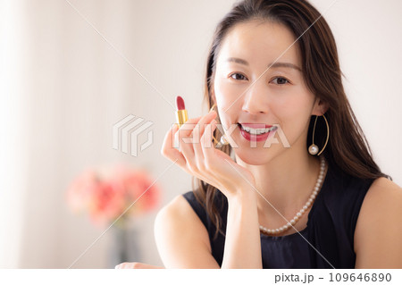 女性のポートレート　メイクをする女性 109646890