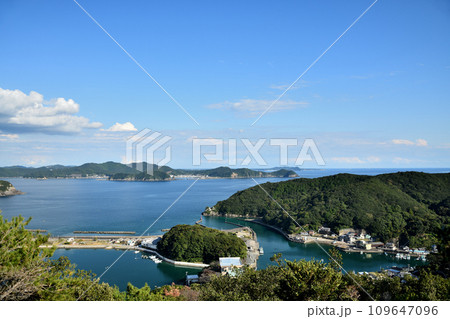 相賀浅間山から相賀浦漁港・葛島を望む　【三重県度会郡南伊勢町相賀浦】 109647096