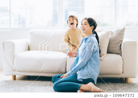 笑顔の親子 笑顔の親子 109647372