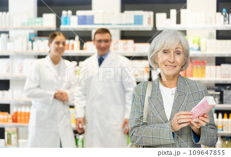 Old woman client choosing convenient care product in box Old woman client choosing convenient care product in box 109647855