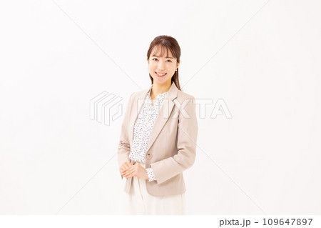ミドル女性　ビジネス　ポートレート 109647897