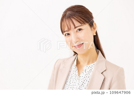 ミドル女性　ビジネス　ポートレート 109647906