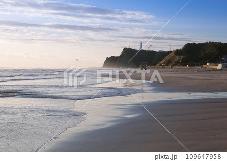 秋の薄磯海岸と塩屋崎燈台 秋の薄磯海岸と塩屋崎燈台 109647958