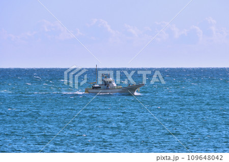 青い海を疾走する漁船 青い海を疾走する漁船 109648042