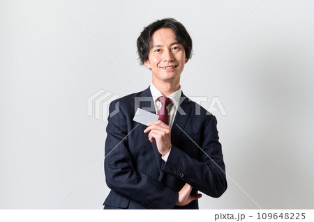 クレジットカードを手に持つ男性 クレジットカードを手に持つ男性 109648225
