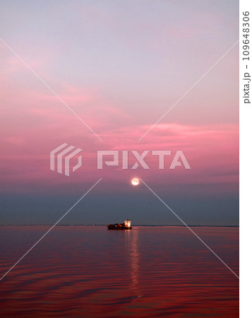 月夜の静寂なバルト海の夜景 月夜の静寂なバルト海の夜景 109648306